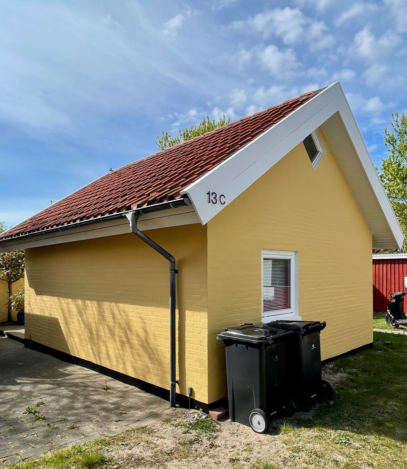 Det gule feriehus i solskin